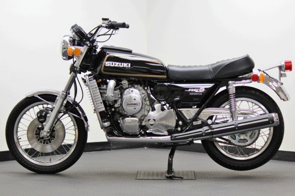  :    Suzuki RE5 1976- .