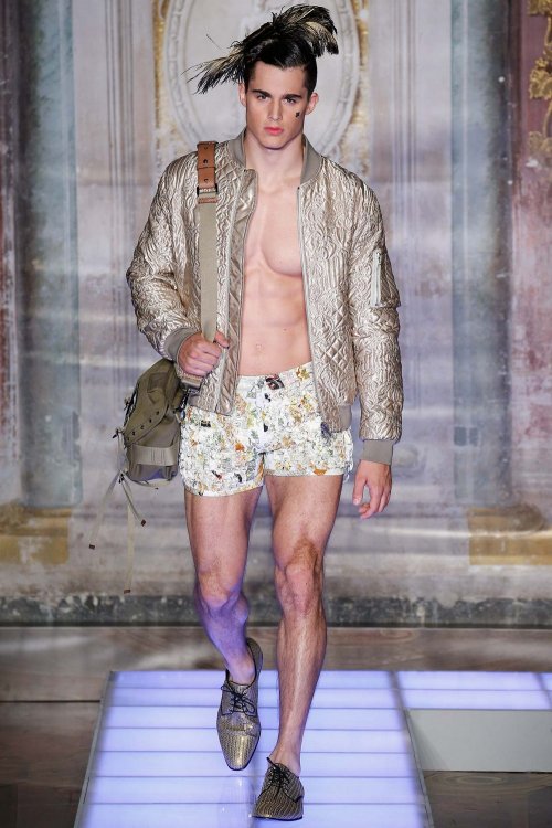   Moschino Spring 2016 Menswear