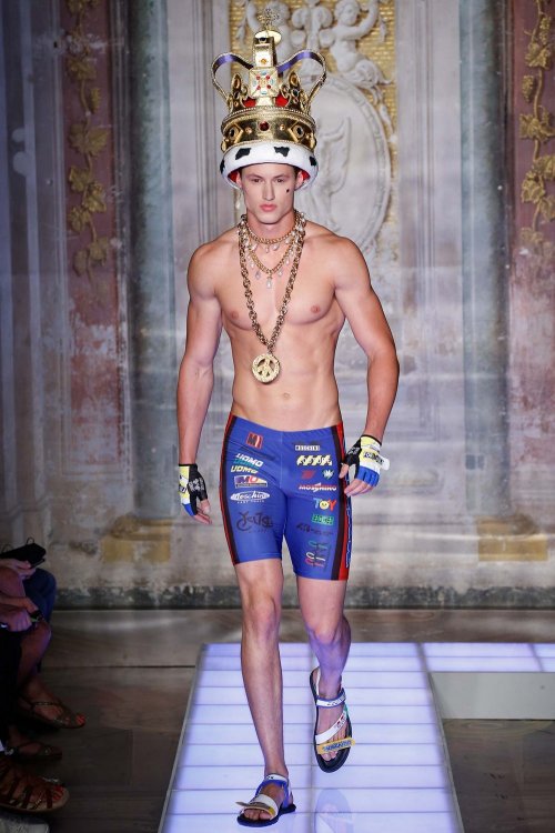   Moschino Spring 2016 Menswear