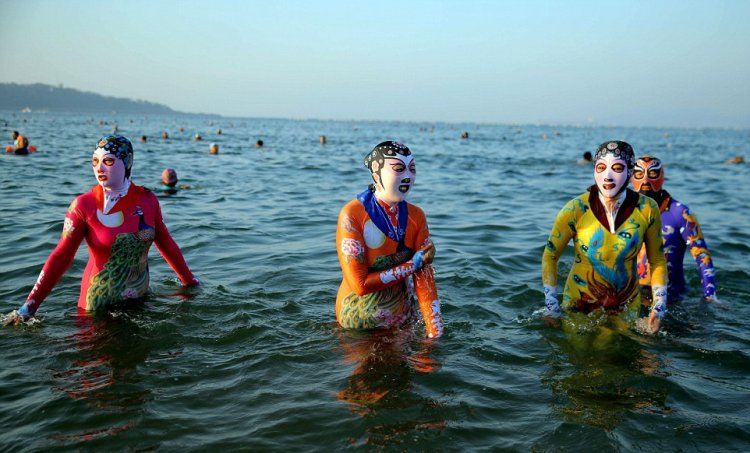   :  facekini